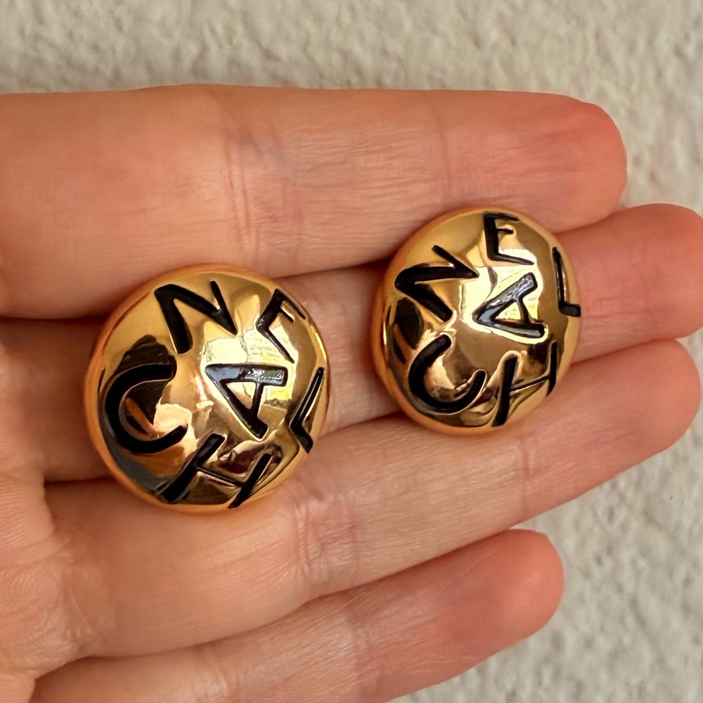 ✨🖤Vintage Chanel Black Letter Logo Gold Tone Stud Earrings✨🖤
